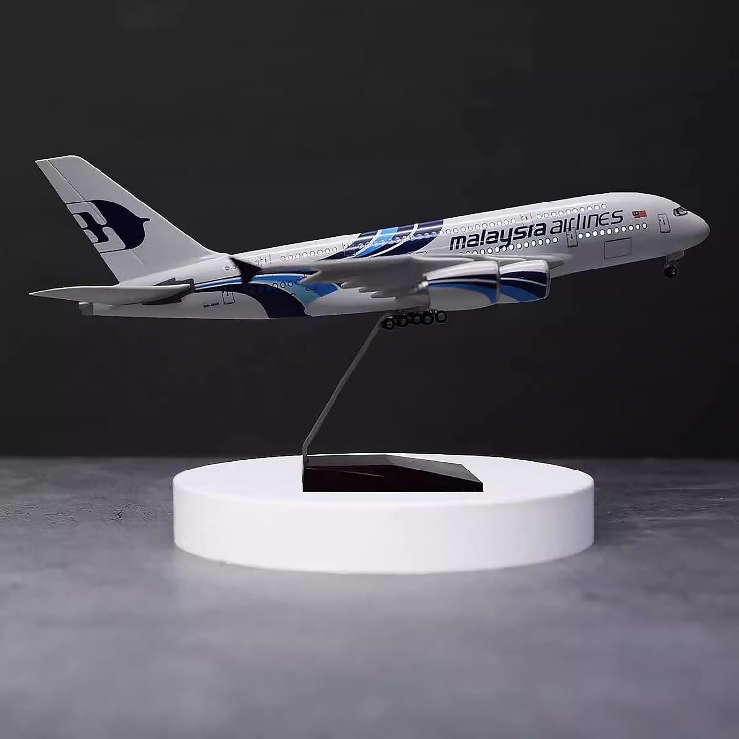 Escala 1:160 Malaysia Airlines - Model Kit Ixchel reseña y precio